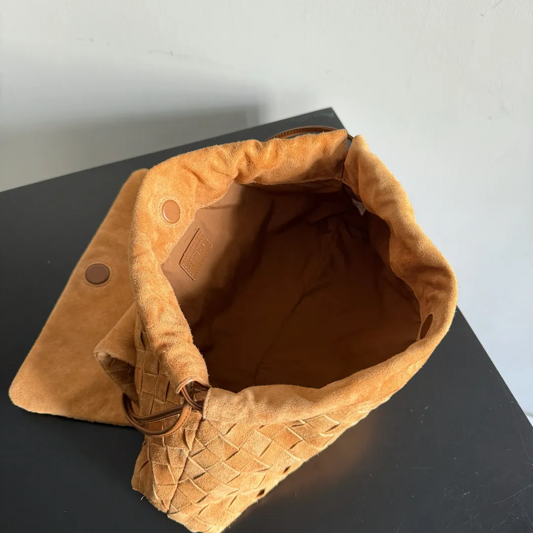 Batch 1720 Bottega Veneta Dustbag Giorno woven suede handbag ✨It is not deliberately eye-catching by exaggeration, but it is an existence that makes people unable to help but take a second look when you walk by! This Intrecciato woven suede flip dustbag is somewhere between soft and cool, it looks just right ~ matte texture + woven layers, feels very comfortable to the touch, and looks clean, luxurious and relaxed. Braided suede weave + drawstring closure, full of retro feel~ The loop design can be carried on the shoulder, hand-held or cross-body is fashionable. It can be worn directly on the body without having to worry about matching~ It is responsible for the texture of autumn and winter wear! Style number: 857657 Size: 33*19*8cm